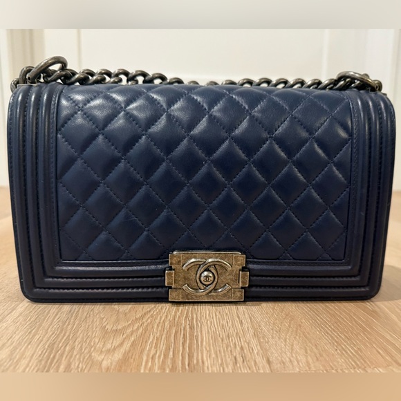 Women’s CHANEL Boy Flap Handbag Medium Size Blue Quilted Calfskin Mint Condition - Picture 1 of 14